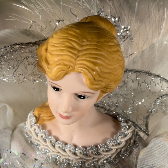 14” Porcelain Angel Fiber Optic Tree Topper-missing cord - Picture 3 of 13